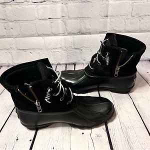 Black SPERRY Gulf Duck Boot zip. Warm micro fleece lining and traction sole